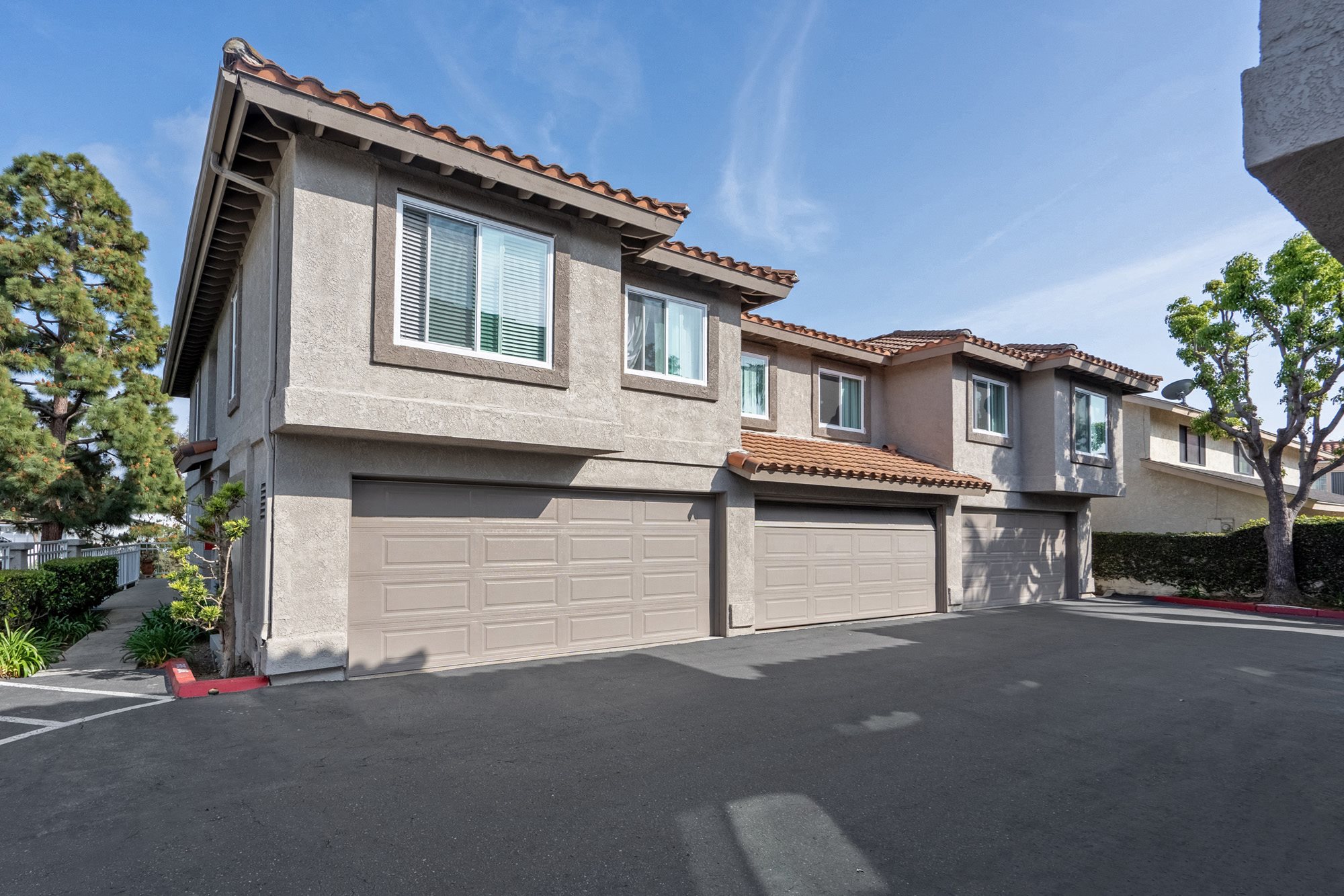 Canyon Crest Townhomes Apartments in Costa Mesa, CA